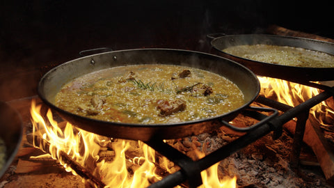 Imagen dos paellas al fuego