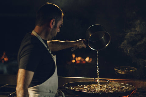 Persona cocinando una paella