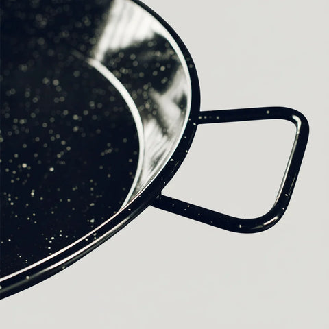 El Paeller Enameled Paella Pan - close-up of the enamel finish and handle